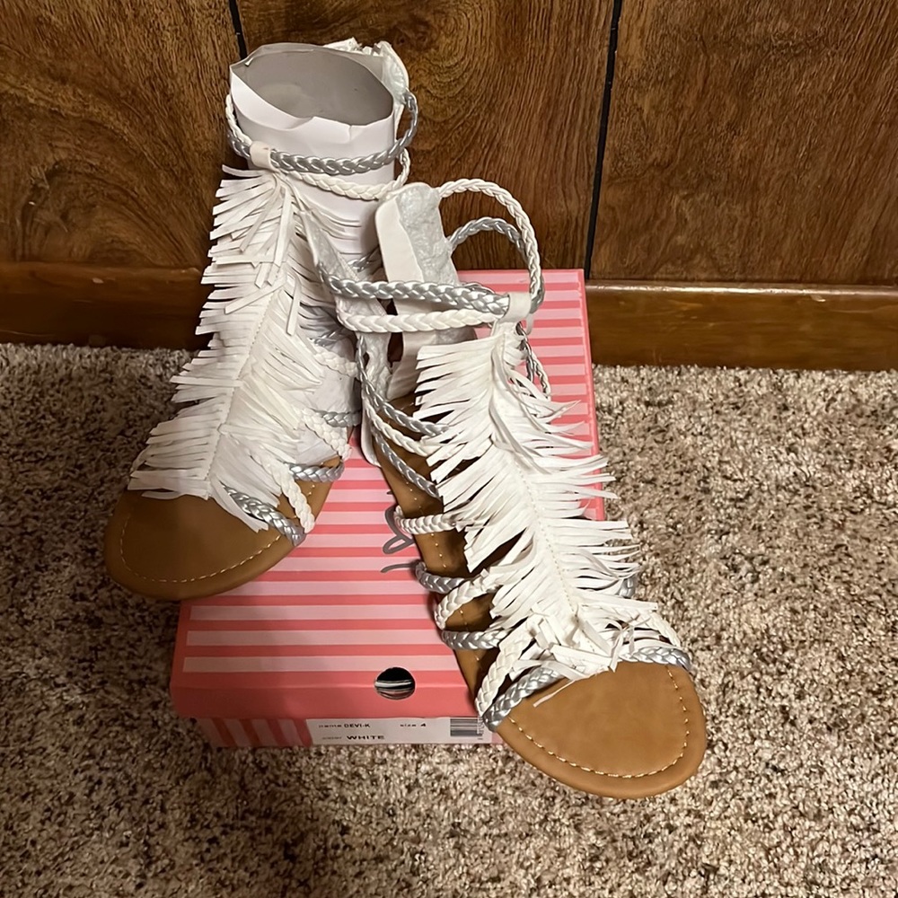 I love yo kids Devi-k size 4 white sandles NWT